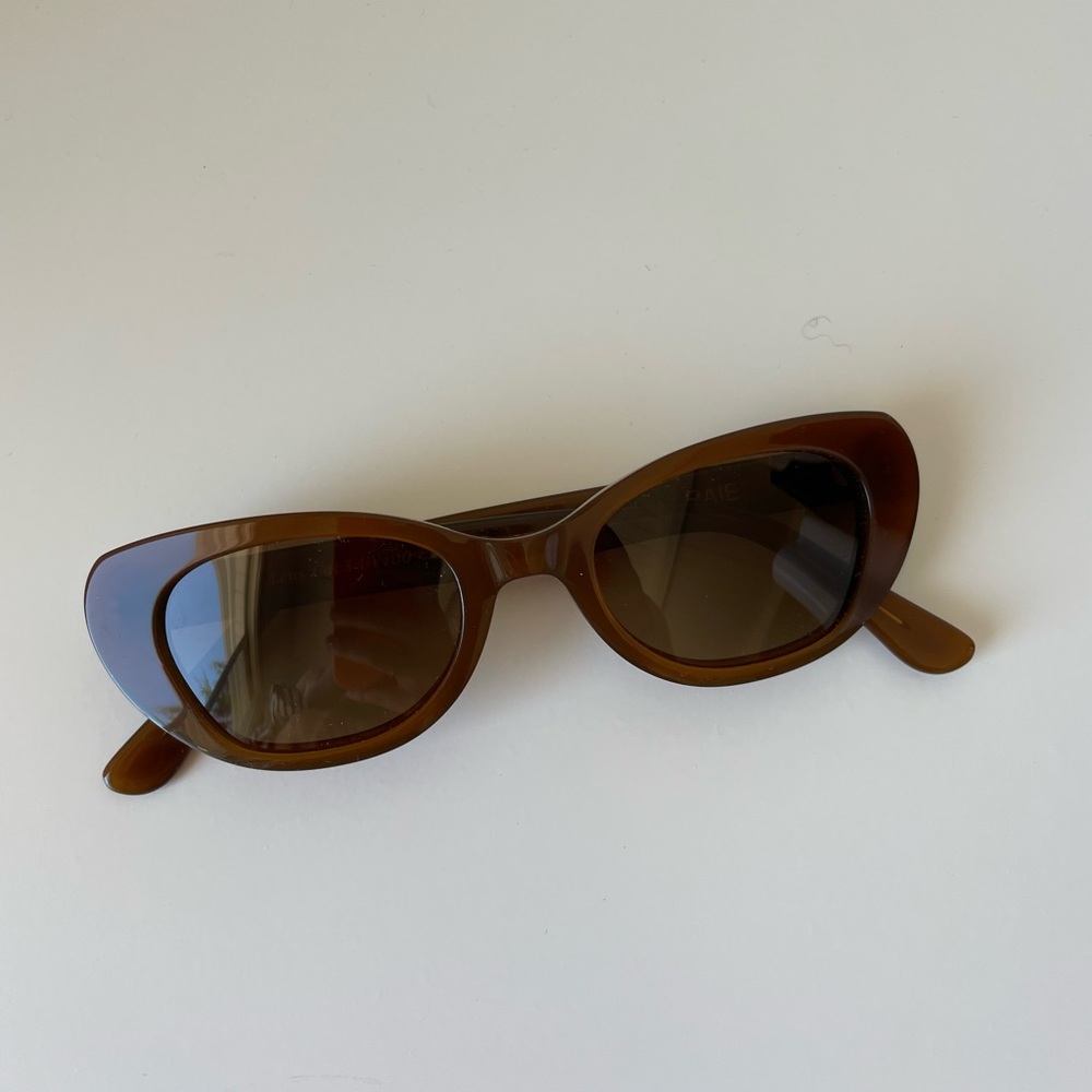 Cat-eye 90s sunglasses